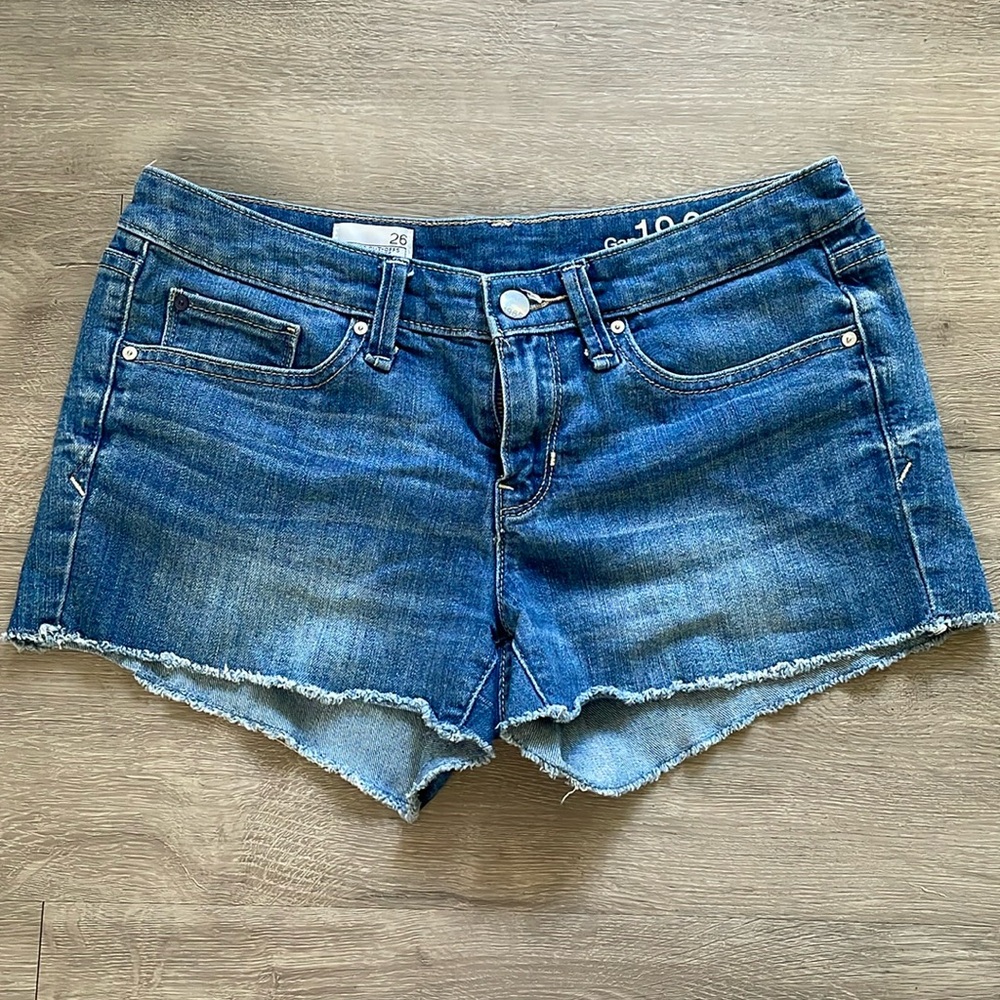 Gap shorts , 26 in size but can fit 32 inches.